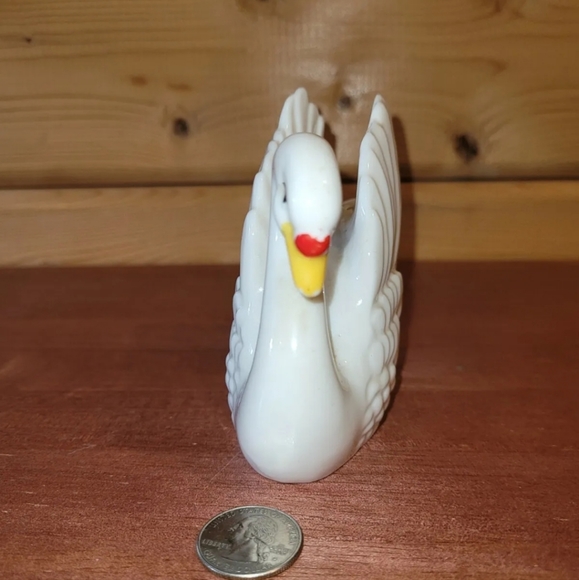 Vintage Salt or Pepper Shaker Floating White Swan with Red Basal Knob Porcelain - Picture 3 of 12